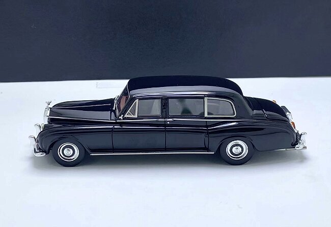 1/43 Rolls-Royce Phantom V Touring Limousine by Park Ward 1961