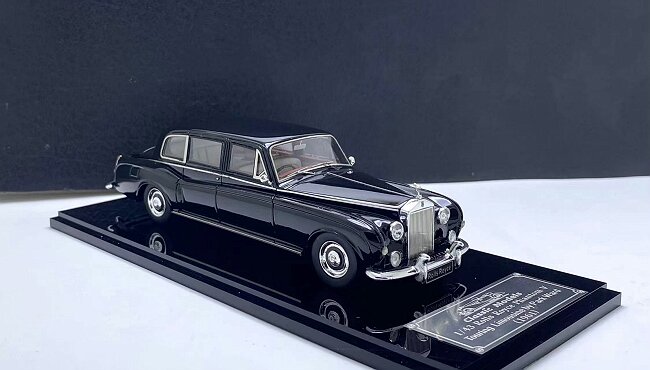 1/43 Rolls-Royce Phantom V Touring Limousine by Park Ward 1961